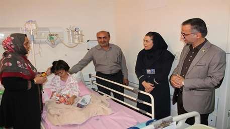  عیادت مدیر شبکه بهداشت و درمان شهرستان دامغان از کودکان بستری در بخش اطفال بیمارستان ولایت