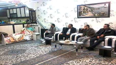  عیادت از همکار بستری در منزل